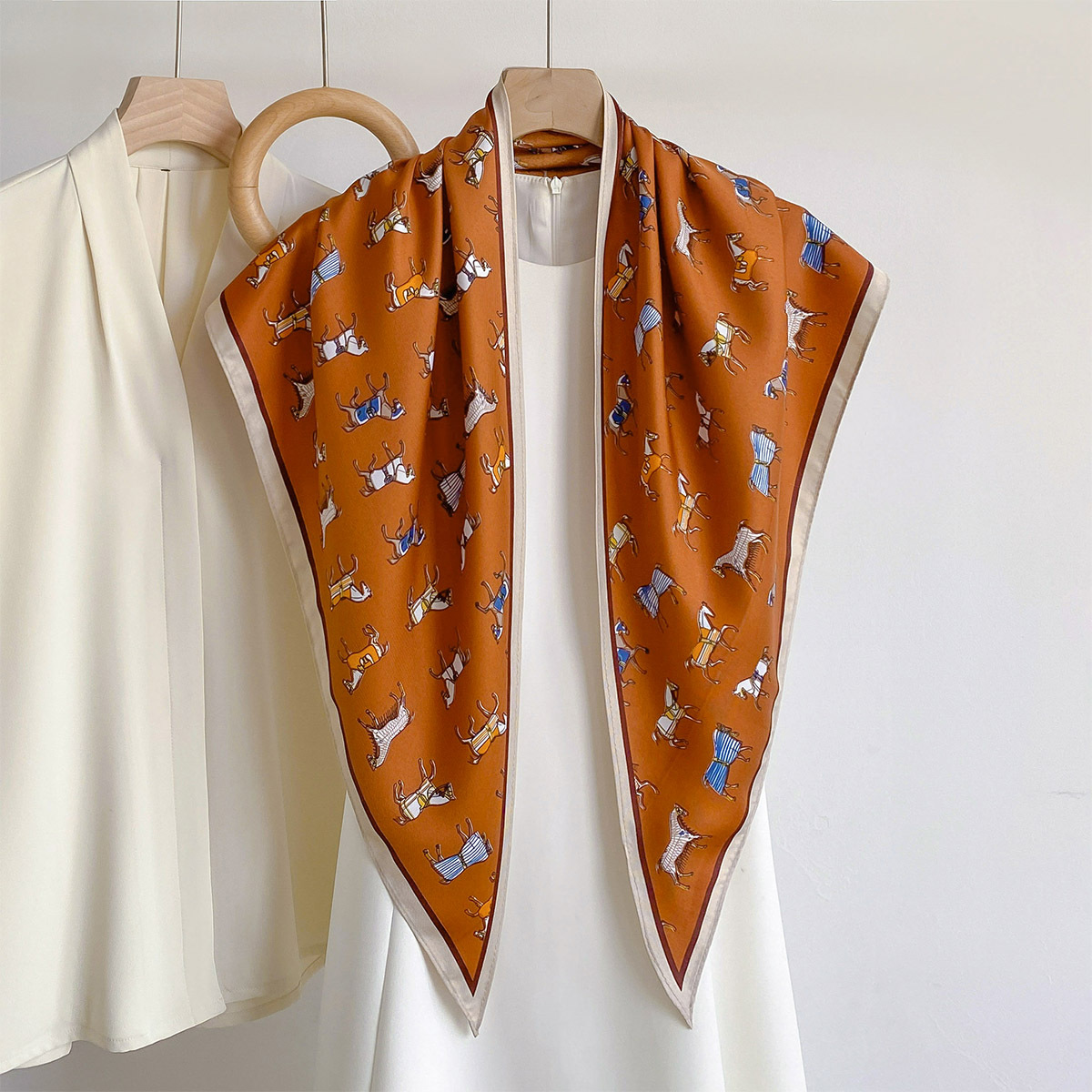 Bandana Multi Way - شال ساتان مثلث عصري بطبعة حصان،