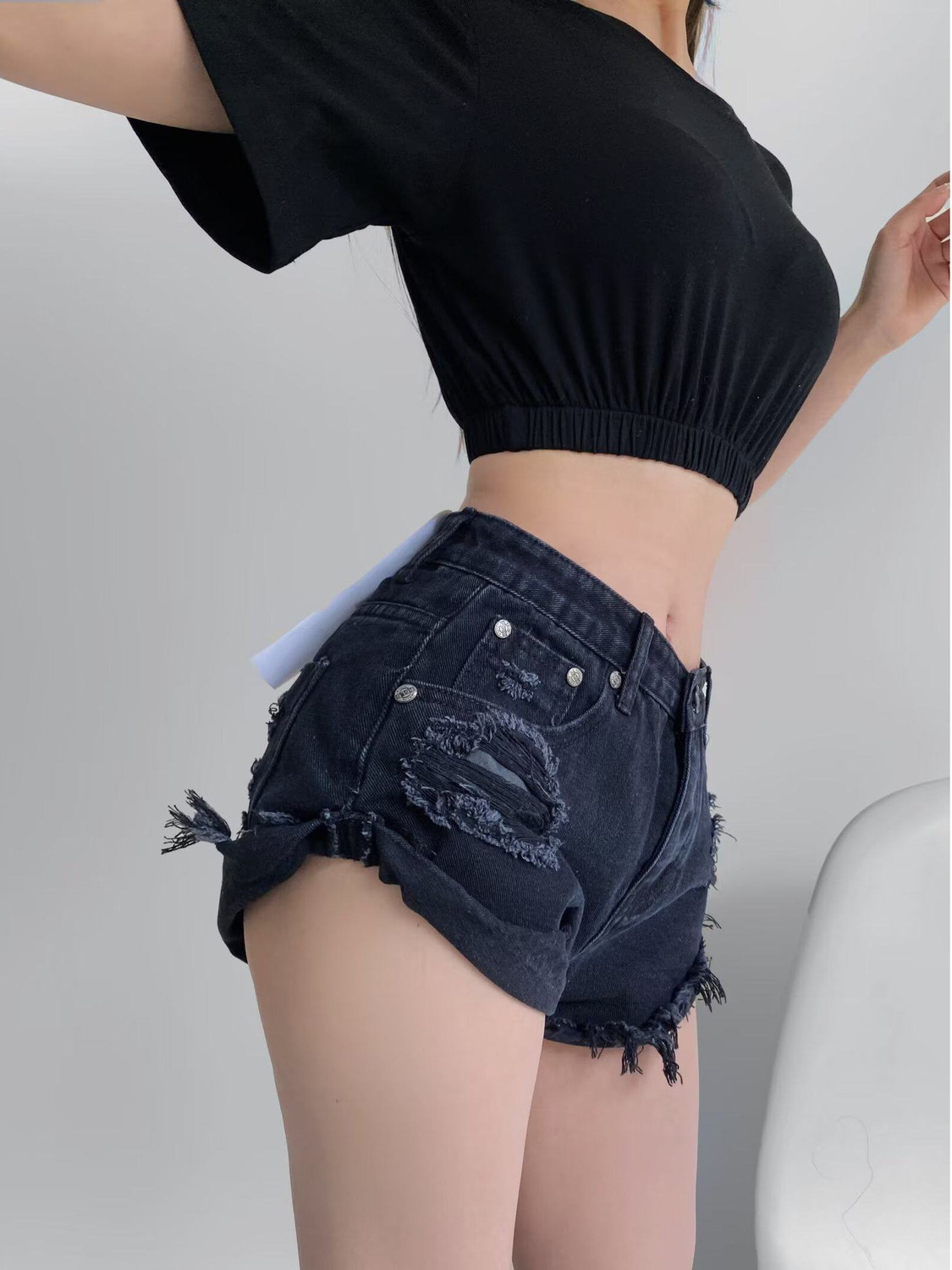 Distressed Jean Rip - شورت جينز نسائي منخفض الخصر بتصميم