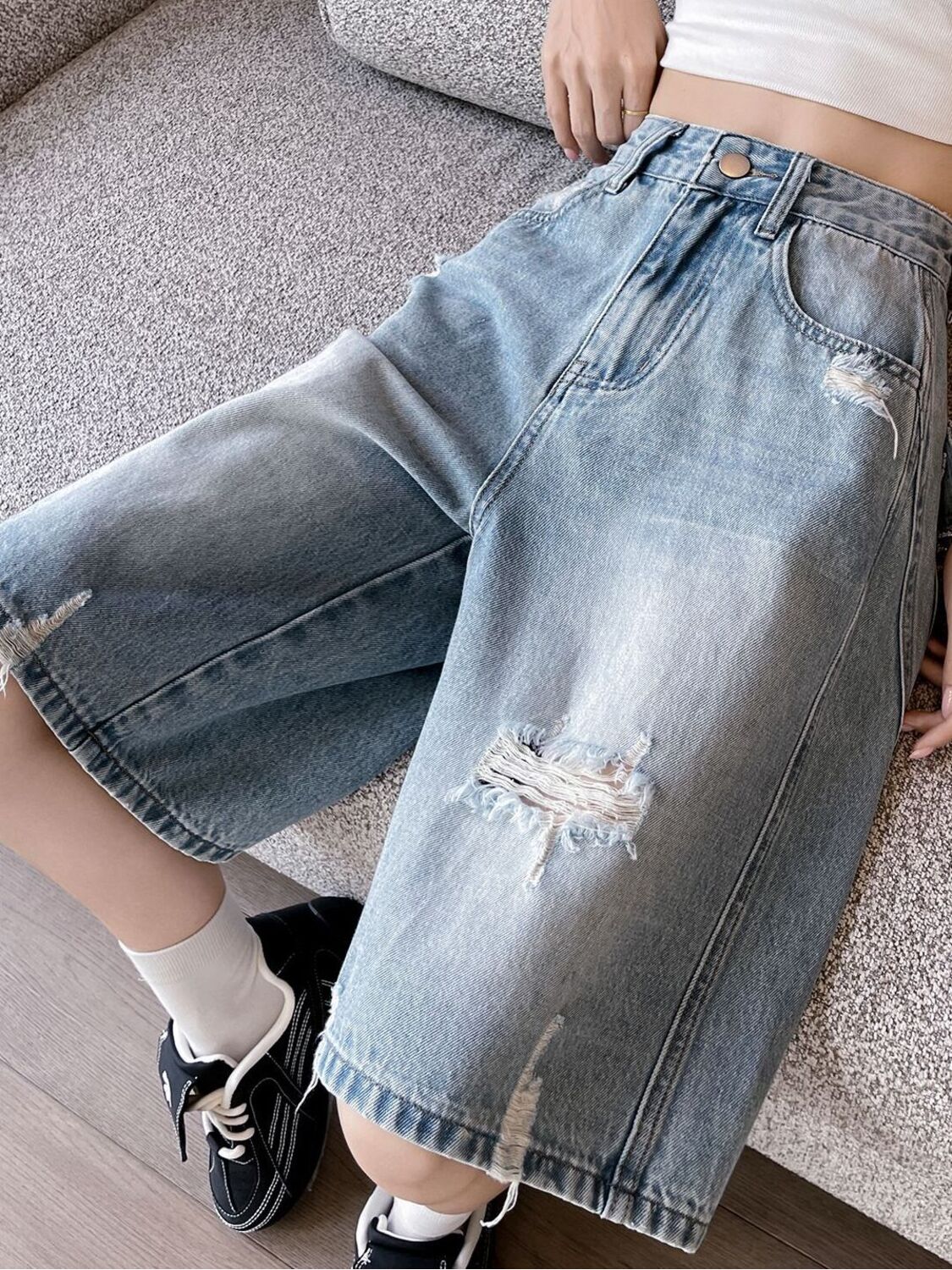 Distressed Jean Rip - شورت جينز نسائي بخصر مرتفع وساق