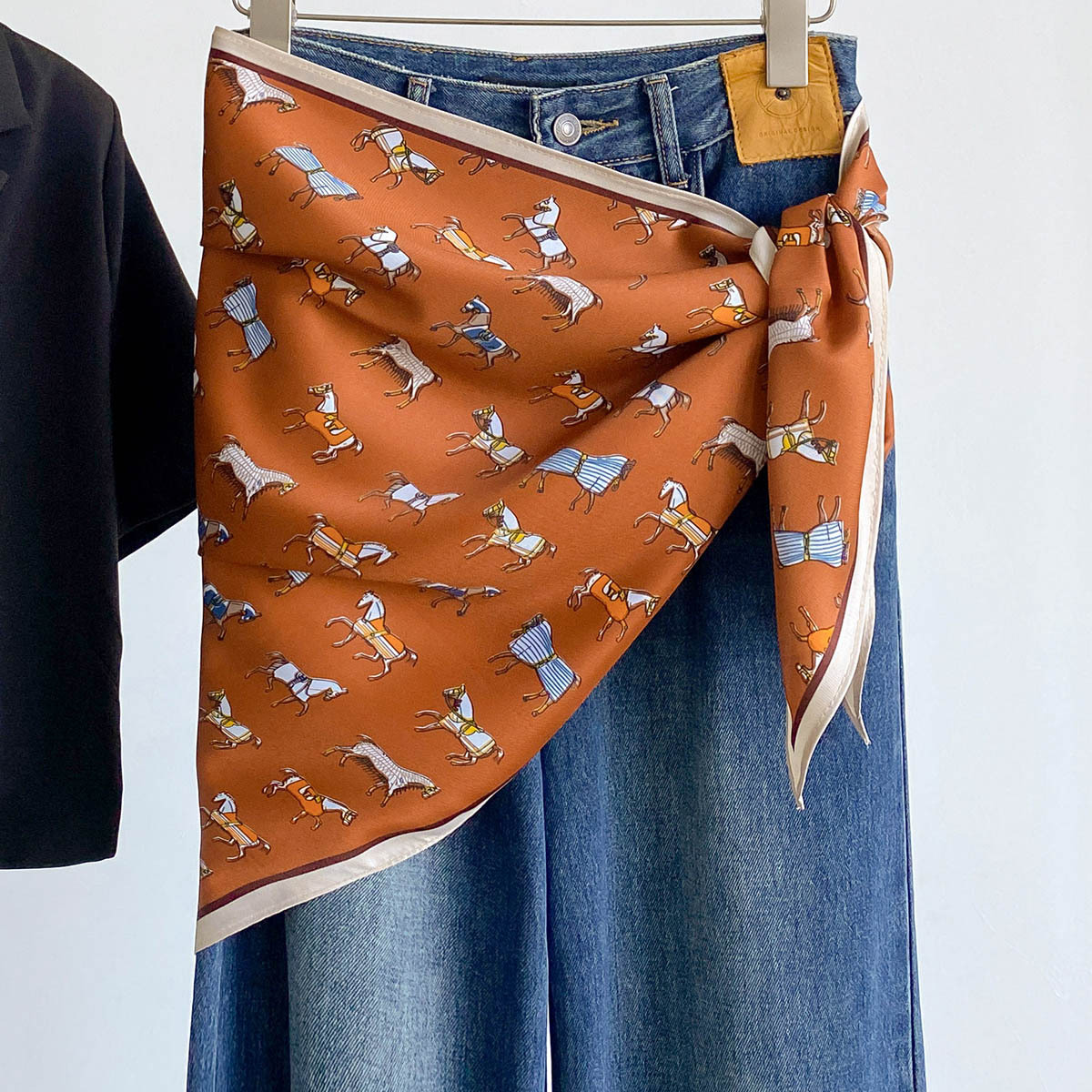 شال ساتان مثلث عصري بطبعة حصان - مراجعة Bandana Multi Way وسعره