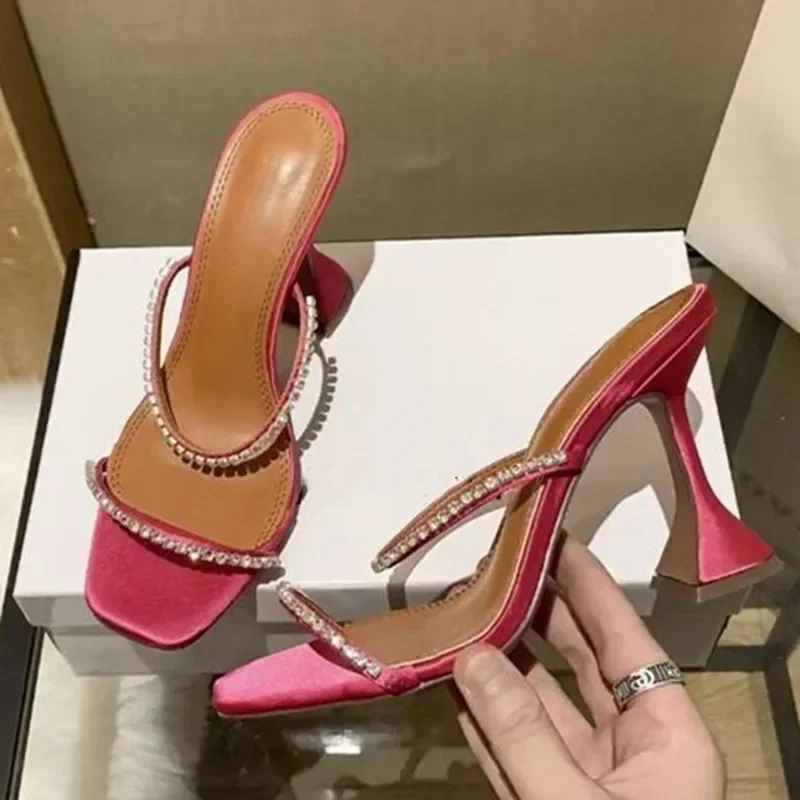 صنادل نسائية أوروبية وأمريكية  - مراجعة Street Fashion Europe وسعره