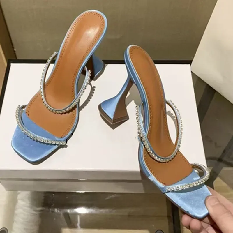 صنادل نسائية أوروبية وأمريكية  - مراجعة Street Fashion Europe وسعره